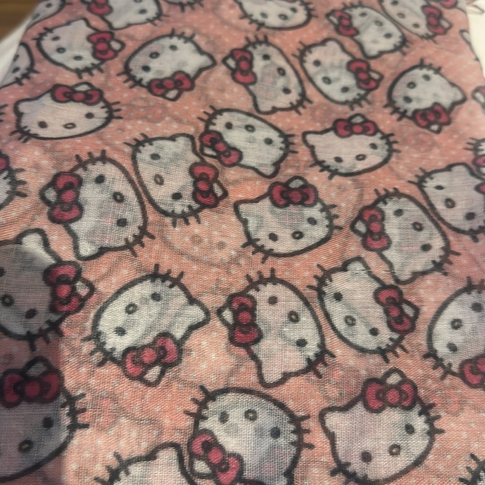 Super cute hello kitty scarf.